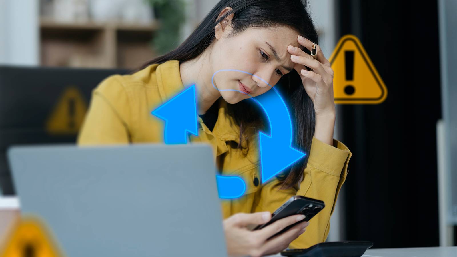 Persona protegiendo su WhatsApp de espías